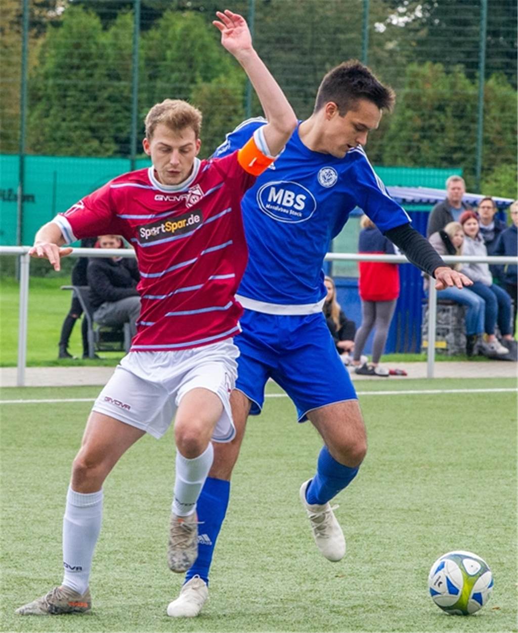 „Habe nicht ‚Hurra‘ geschrien“: Halterner reagieren gemischt auf Re-Start-Termin Marko Pezer (l.) vom SV Hullern würde sich freuen, mit seinen Teamkollegen wieder auf dem Platz zu stehen - aber nicht um jeden Preis.
