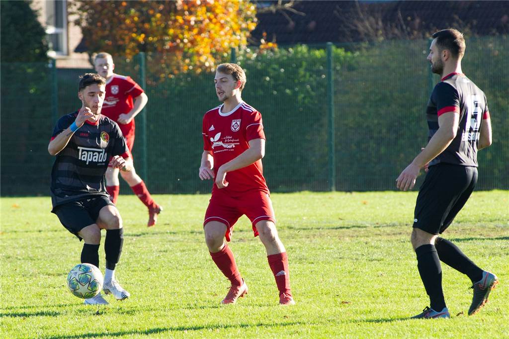 Sperren, ein Muskelfaserriss und ein Knorpelschaden beim SV Hullern Marko Pezer (M.) fehlt dem SV Hullern erneut wegen einer Sperre. Beide Male war es kein böses Foul, wurde aber jeweils als Notbremse ausgelegt.