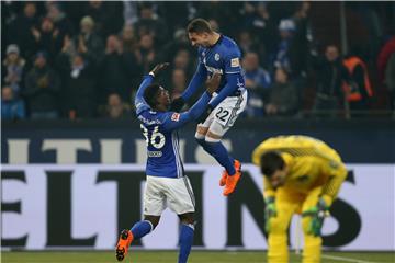 Marko Pjaca freut sich mit Breel Embolo (l.) über den Führungstreffer gegen Hertha.