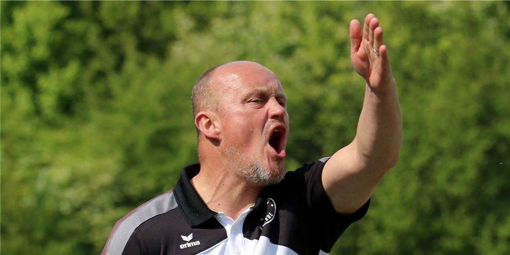 15 Spieler verlassen Wickede, Schott verlässt WhatsApp-Gruppen: „Haben leistungsfähigen Etat“ Marko Schott gestikuliert am Spielfeldrand.