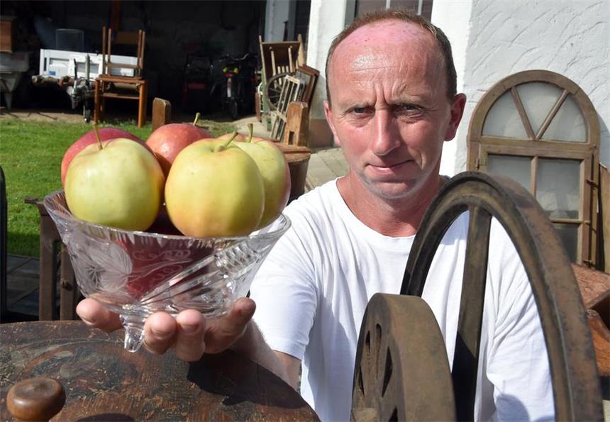Marko Steidel präsentiert am in Groß Drewitz (Brandenburg) eine Schale mit Äpfeln.