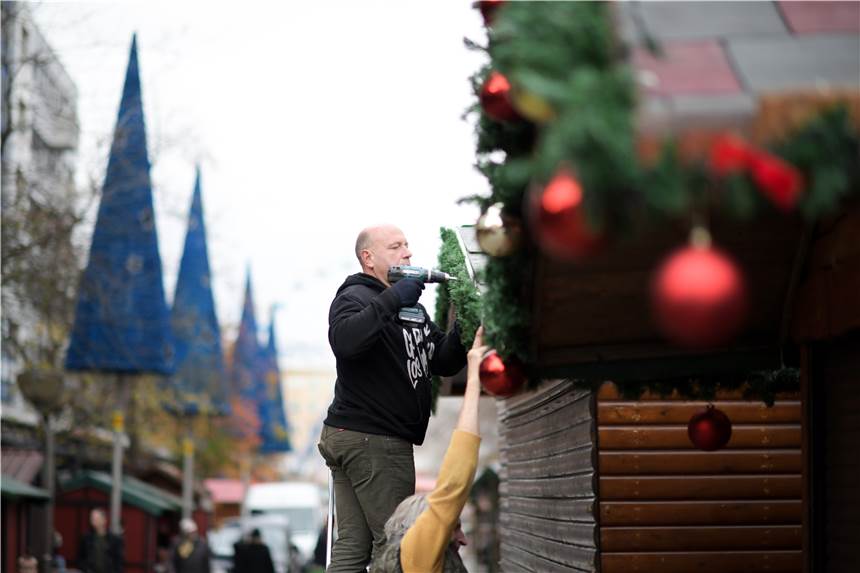 Glühwein, Mandeln und 3G: Die ersten Weihnachtsmärkte in NRW öffnen wieder Marktbeschicker bauen ihre Stände für den Weihnachtsmarkt auf.