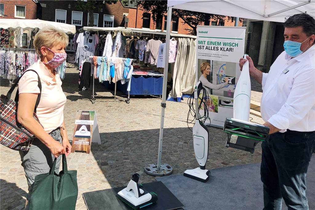 Erster Krammarkt in Stadtlohn nach Coronapause findet geteiltes Echo Marktbesucherin Monika Efing und Staubsauger-Händler Friedhelm Mesken freuen sich, dass der Krammarkt seine Coronapause beendet hat.