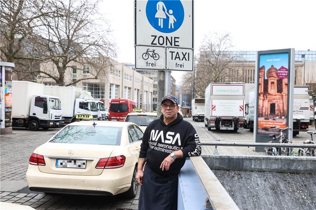 Markthändler Mario Schwiederowski vor der Beschilderung an der Hansastraße. Er ärgert sich unter anderem über fehlende Hinweise für Fahrradfahrer.
