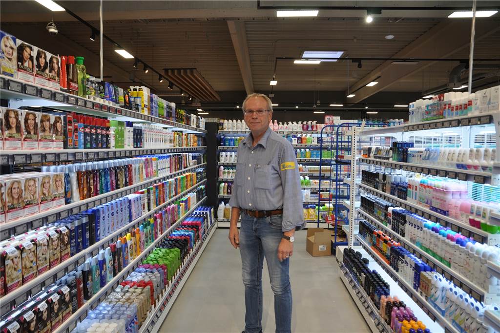 Erste Einblicke in den Edeka-Markt in Legden zwei Wochen vor der Eröffnung Marktleiter Bernd Horn in der Abteilung für Drogerieartikel.