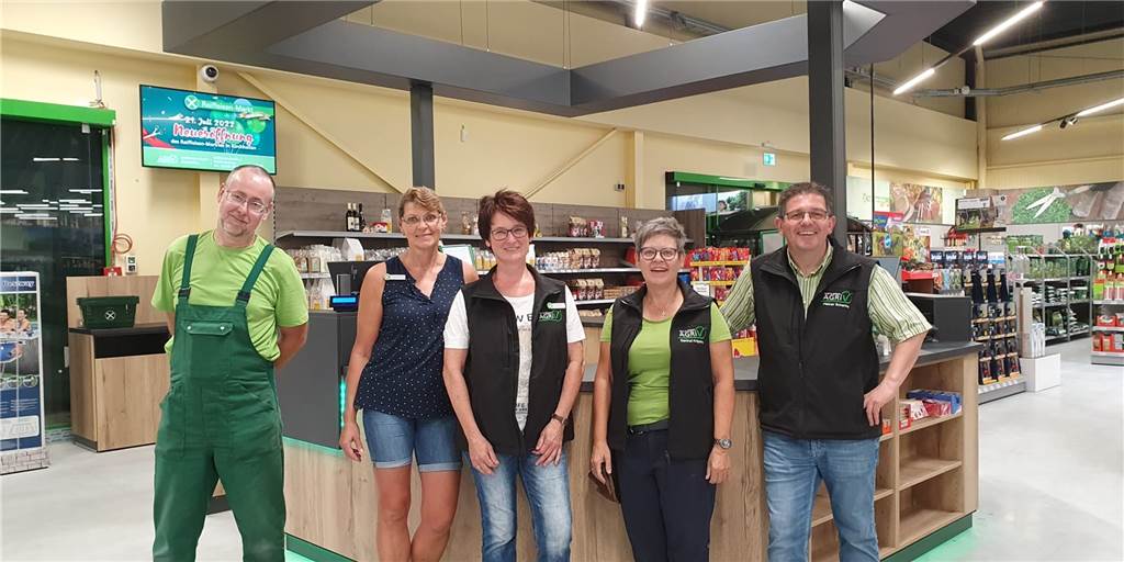 Raiffeisen-Markt Kirchhellen feierte sein Softopening Marktleiter Heiner Schenke mit seinem Team