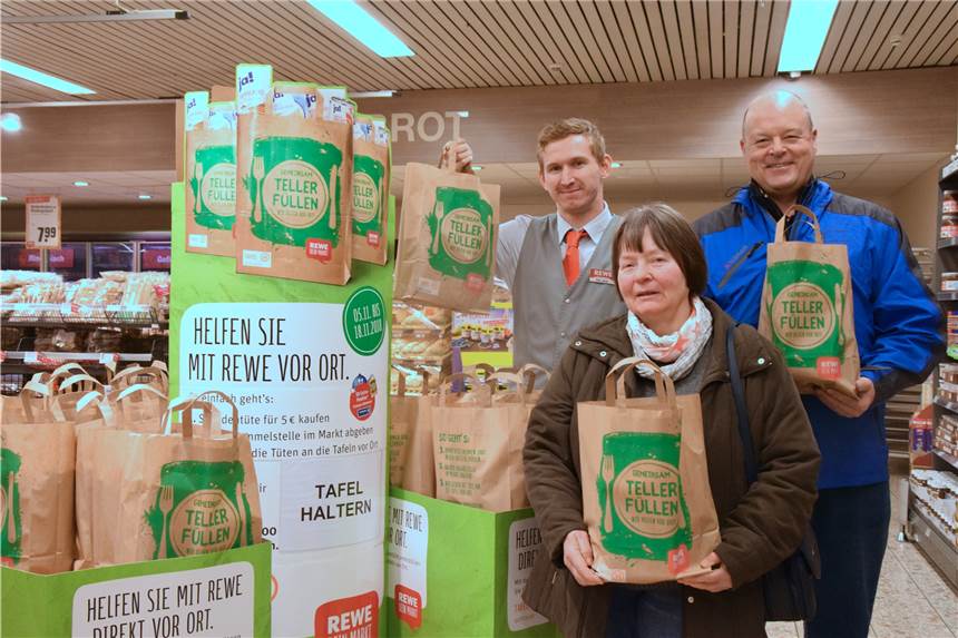 Kunden können 5-Euro-Tüten an Bedürftige spenden Marktmanager Dennis Jeub, Helga Crabus und Andreas Heitfeld von der Halterner Tafel hoffen auf viele Spender.
