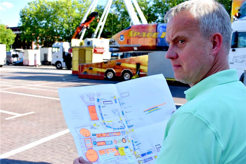 40 Meter über Ahaus: Echte Premiere kommt zur Kirmes nach Ahaus Ralf Rohling mit dem Plan für die Kirmes