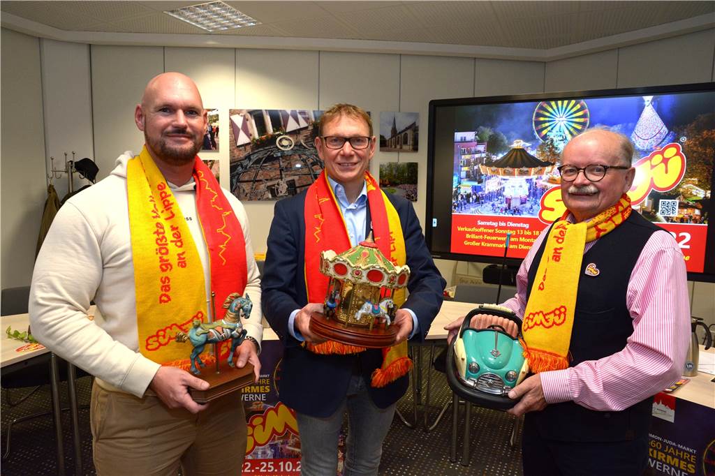 Das waren die Aufsehen erregendsten Geschichten aus Werne im Jahr 2022 Marktmeister Sven Bohne (l.), Bürgermeister Lothar Christ und Rainer Schulz bei der Sim-Jü-PK im Stadthaus.