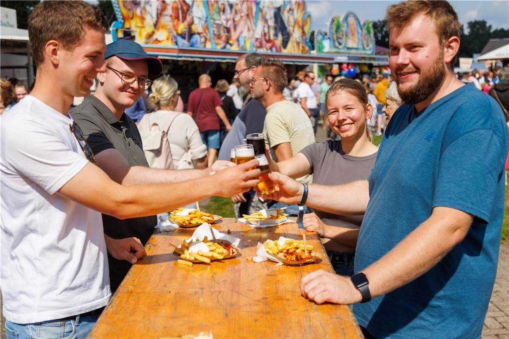 Viele Fotos vom ersten Markttag: Düstermühlenmarkt ist Besuchermagnet