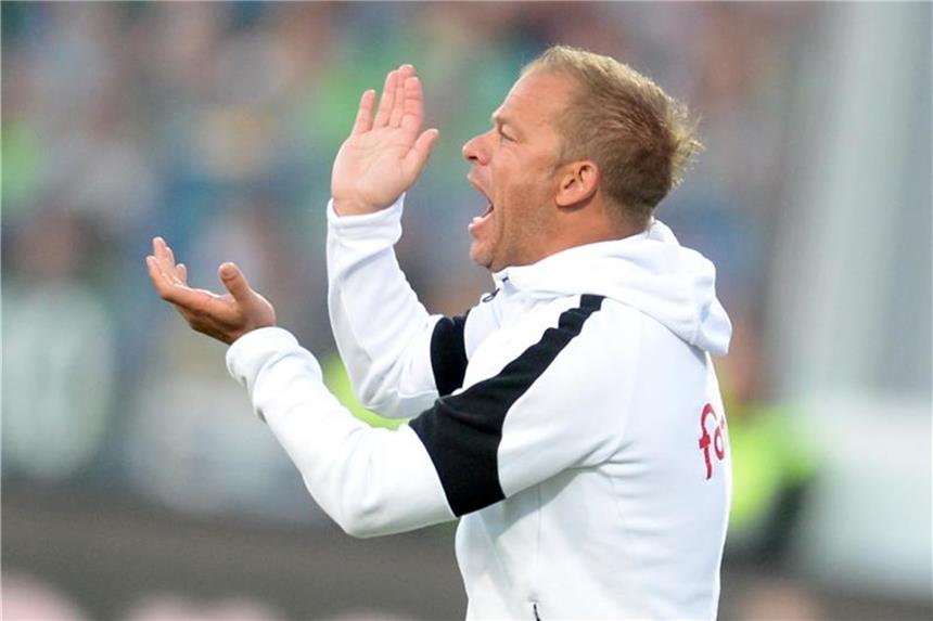 Kölns neuer Trainer Anfang: „Wir müssen die Liga annehmen“ Markus Anfang gibt Anweisungen. Foto: Daniel Bockwoldt/Archiv