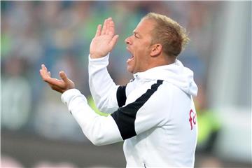 Markus Anfang gibt Anweisungen. Foto: Daniel Bockwoldt/Archiv
