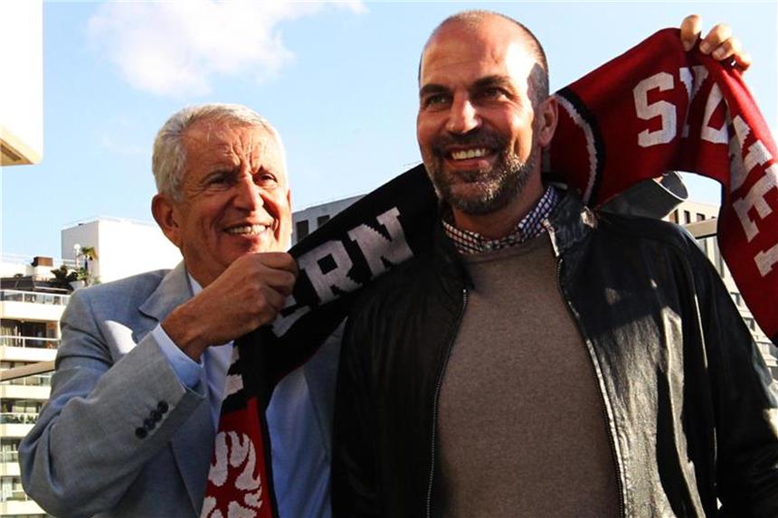 Babbel neuer Cheftrainer bei Western Sydney Wanderers Markus Babbel (r) wurde von Wanderers-Boss Paul Lederer als neuer Cheftrainer begrüßt. Foto: Danny Casey/AAP
