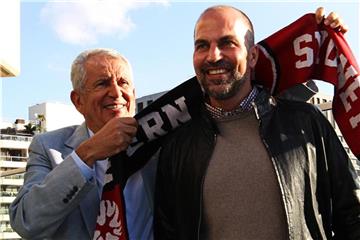 Markus Babbel (r) wurde von Wanderers-Boss Paul Lederer als neuer Cheftrainer begrüßt. Foto: Danny Casey/AAP