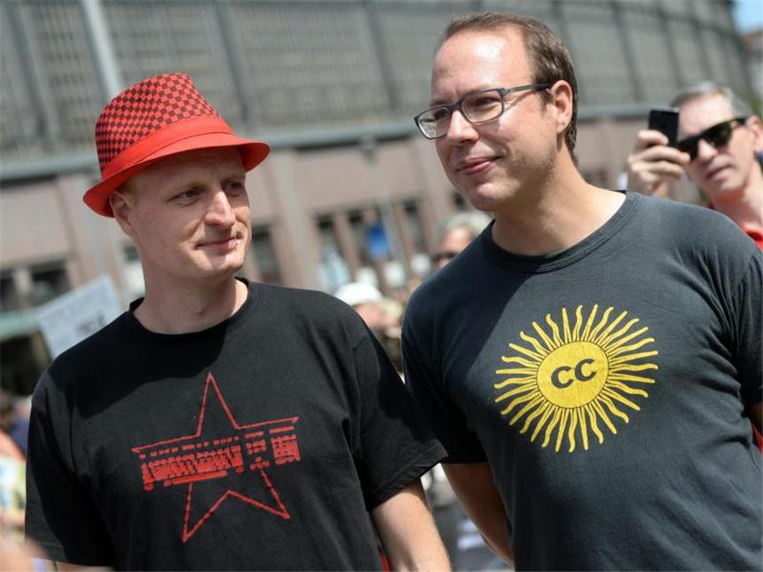 Justizminister trennt sich von Generalbundesanwalt Range Markus Beckedahl (r), Gründer des Blogs Netzpolitik.org, und Autor Andre Meister während einer Demonstration von Internetaktivisten Berlin. Foto: Britta Pedersen
