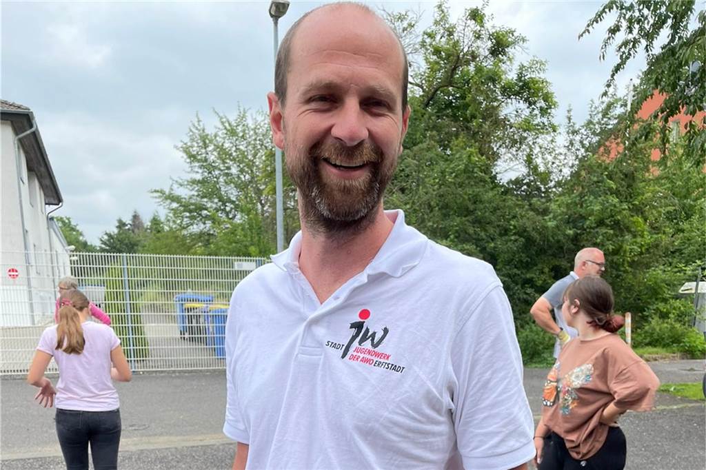 Hochwasser: Halterner Landwirte räumen auf - Josefine berührt mit Brief Markus Becker vom Jugendwerk der AWO in Erftstadt ist froh über die Hilfe aus Haltern.
