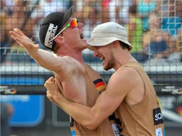 Markus Böckermann (l) und Lars Flüggen feiern nach dem Matchball den Gewinn der Deutschen Meisterschaft. Foto: Axel Heimken