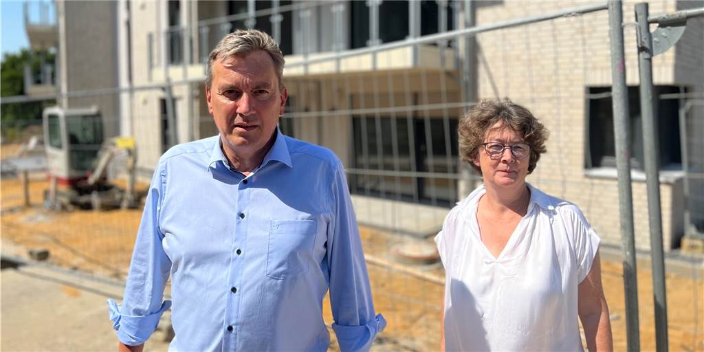 Marienheim: Erste Mieter ziehen ein – so hoch sind die Mieten (mit Video) Markus Bothe (Geschäftsführer der CBT Marl) und Anja Jakiel (Architekturbüro Badura in Lembeck) stehen vor dem neuen Gebäude neben dem Marienheim in Schermbeck.