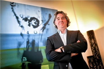Markus Buchberger arbeitet als Anwalt für Sportrecht vor allem mit Fußball-Profis zusammen. Für sein Büro hat er sich ein riesiges Bild eines historischen Fußballmoments anfertigen lassen: Diego Maradonnas Jubel nach dem Viertelfinale der Argentinier gegen England bei der WM 1986. Erst hatte Maradonna ein Tor mit der "Hand Gottes" gemacht, dann ließ er bei einem Sololauf über das halbe Spielfeld nahezu sämtliche englische Gegenspieler alt aussehen. "Für mich", sagt Buchberger, "ist es das schönste Tor der WM-Geschichte."