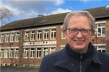 Markus Büsken empfiehlt den Einbau von Raumlufttechnischen Anlagen an den drei Raesfelder Schulen. Dafür sind allerdings Kernbohrungen nötig. Wie sich das in den Fassaden auswirken würde, hat das Bauamt der Gemeinde für die Silvesterschule simuliert.