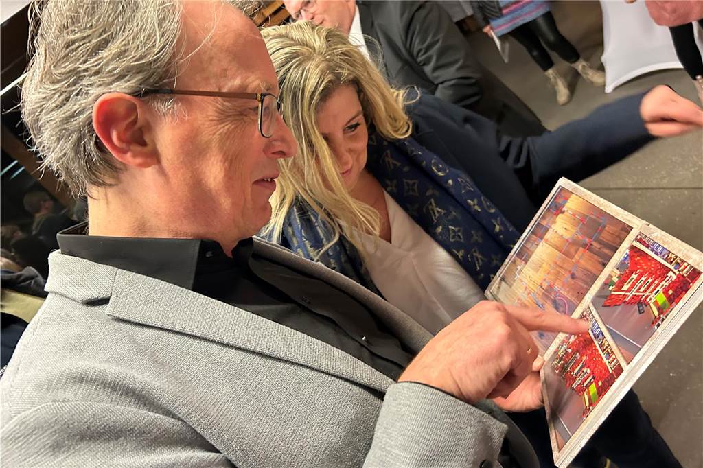 Schloss Raesfeld aus 70.000 Legosteinen als Miniatur begeisterte Besucher Markus Büsken schaute sich gemeinsam mit Maria Kowalsky ein Buch an, das noch mehr Details vom Bau preisgibt.