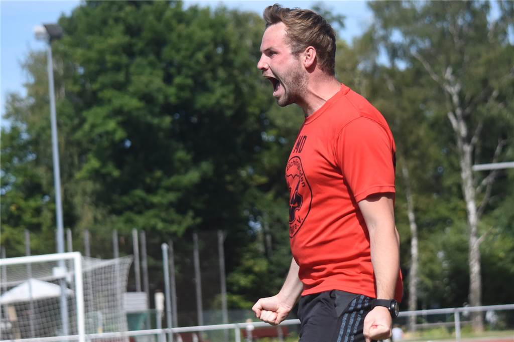 Mühlhausens Trainer wirft Eichlinghofen „dreckige“ Spielweise vor – Verwunderung beim Gegner Markus Düker jubelte über das 1:0 für seinen TuS Eichlinghofen.