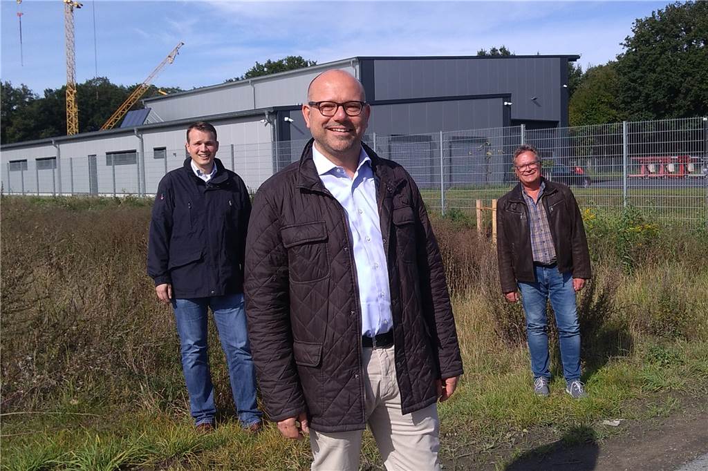 Heizen wird teurer: Martin Röper vom Mieterverein Dorsten gibt Tipps Markus Funk (Mitte), Geschäftsführer bei der Dorstener Wohnungsgesellschaft (DWG) steht im Freien.