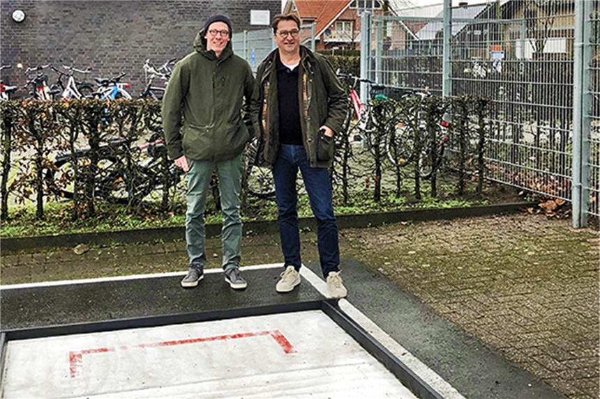 Neue Eisstockbahn am Vredener Jugendcampus kann endlich in Betrieb gehen Markus Funke (l.) vom Jugendwerk Vreden und Wefapress-Geschäftsführer Gerrit Beck (r.) beim Treffen im Januar an der Eisstockbahn.