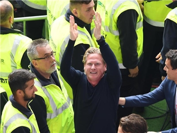 Markus Gisdol ist erleichtert über den 2:1-Erfolg über Wolfsburg. Foto: Carmen Jaspersen