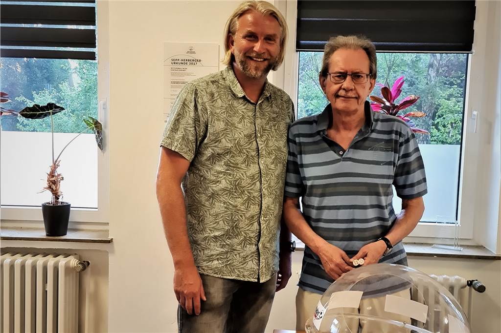 Kreispokal-Auslosung: Ein Derby und zwei Freilose für Castrop-Rauxel Markus Häbel (l) ist Nachfolger als Pokalspielleiter von Reinhold Spohn.