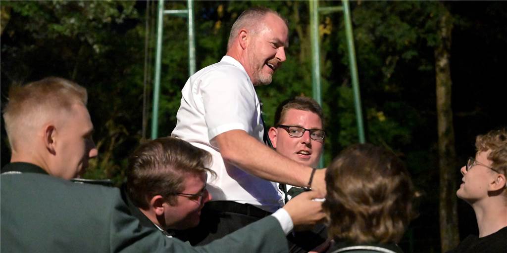 Mit über 100 Bildern: Markus Hölscher ist neuer Schützenkönig in Stockum Markus Hölscher wird auf Schultern getragen