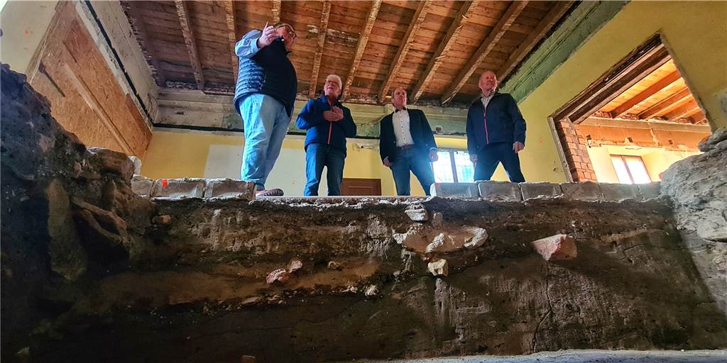 Abriss und Neubau: Tage der alten Burgschänke sind gezählt Markus Jasper (v.l.), Theo Staub, Jürgen Lammers und Hans Mayer vom Trägerverein Landesburg in der alten Burgschänke, in der bedeutende historische Funde gemacht wurden.