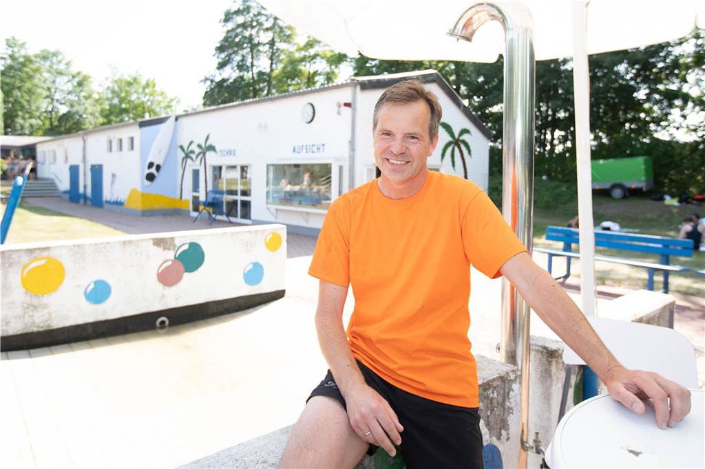 Saison-Auftakt für Freibad: Einige Gäste genießen Abkühlung zum Start Markus Jungeilges ist der Geschäftsführer der Bürgerfreibad gGmbH.
