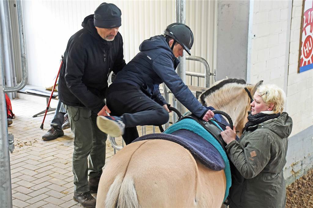 Therapiepferd Kalle lässt Sorgen vergessen – Vredener Reitverein hat dafür umgebaut Markus kann über die neue Aufstiegshilfe problemlos auf das Pferd steigen.