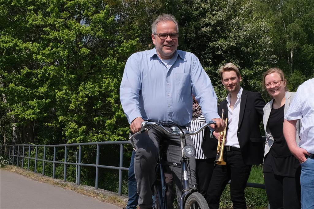 „KulTour“ 2022: Live-Event für Radfahrer auf 72 Kilometern Steverlandroute Markus Kleymann (auf dem Fahrrad) vom Kulturamt Senden war federführend bei der Planung der "KulTour" mit einem vielfältigen Programm. Unter anderem tritt auch Jazztrompeter Matthias Beckmann an der Strecke auf. Catharina Kähler vom Naturkundezentrum Coesfeld e.V. betreut die Steverlandroute auch im Bereich der Öffentlichkeitsarbeit.
