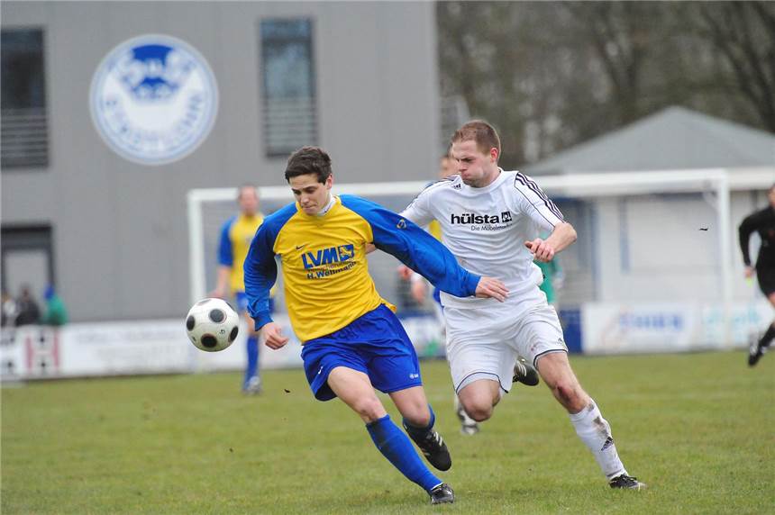 Arminen verzweifeln an Stadtlohns Keeper Fork Markus Krüchting (r.) holte in Bielefeld zum Siegtreffer für den SuS Stadtlohn aus,