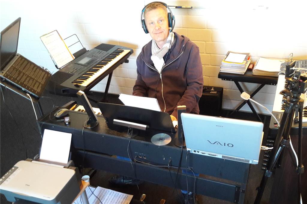 Internet macht’s möglich: Kinderchor und Musikschulen musizieren Markus Langhorst gibt Online-Musikunterricht.