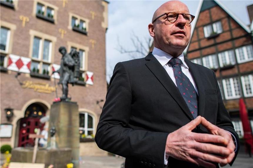 Nicht jeder Platz lässt sich mit Barrieren sichern Markus Lewe, Oberbürgermeister der Stadt Münster, steht vor dem Kiepenkerl. Foto: Guido Kirchner/Archiv