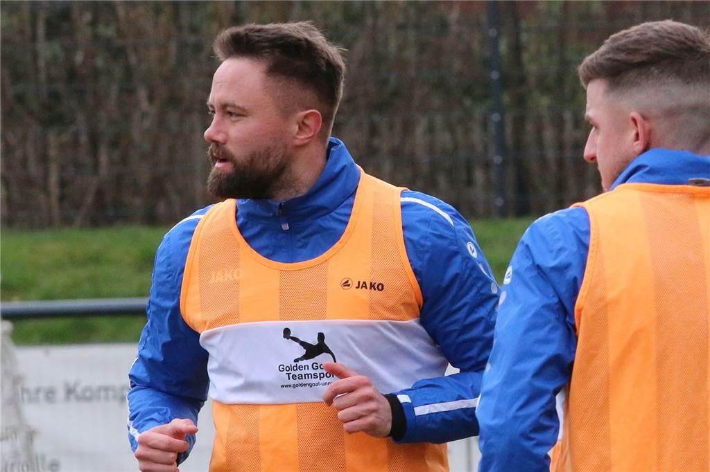 Comeback nach drittem Kreuzbandriss, aber: „Das fühlt sich nicht wie ein gesundes Knie an“ Markus Maier (l.) feierte nach acht Monaten Verletzungspause beim VfL Kamen sein Comeback im Spiel gegen den 1. FC Pelkum.