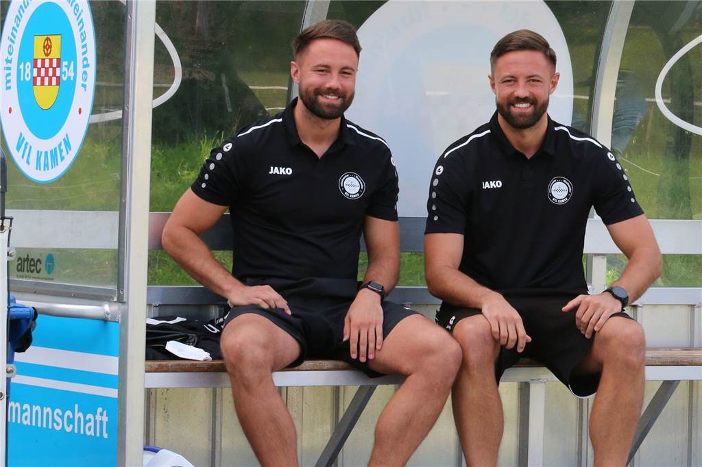 Comeback nach drittem Kreuzbandriss, aber: „Das fühlt sich nicht wie ein gesundes Knie an“ Markus Maier spielt zusammen mit seinem Zwillingsbruder Tobias (rechts) beim VfL Kamen.