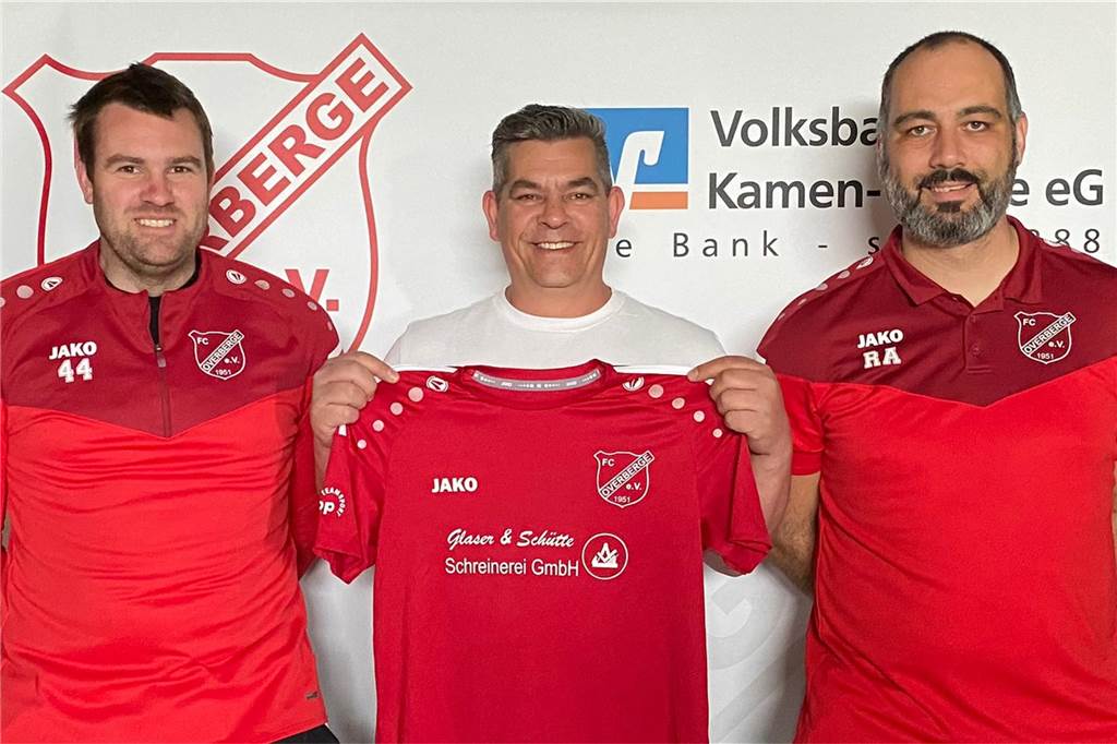 Nach nur zwei Partien: Heimischer Bezirksligist zieht seine Mannschaft zurück Markus Misdziol (M.) fällt als Trainer der A-Junioren des FC Overberge auf unbestimmte Zeit aus.