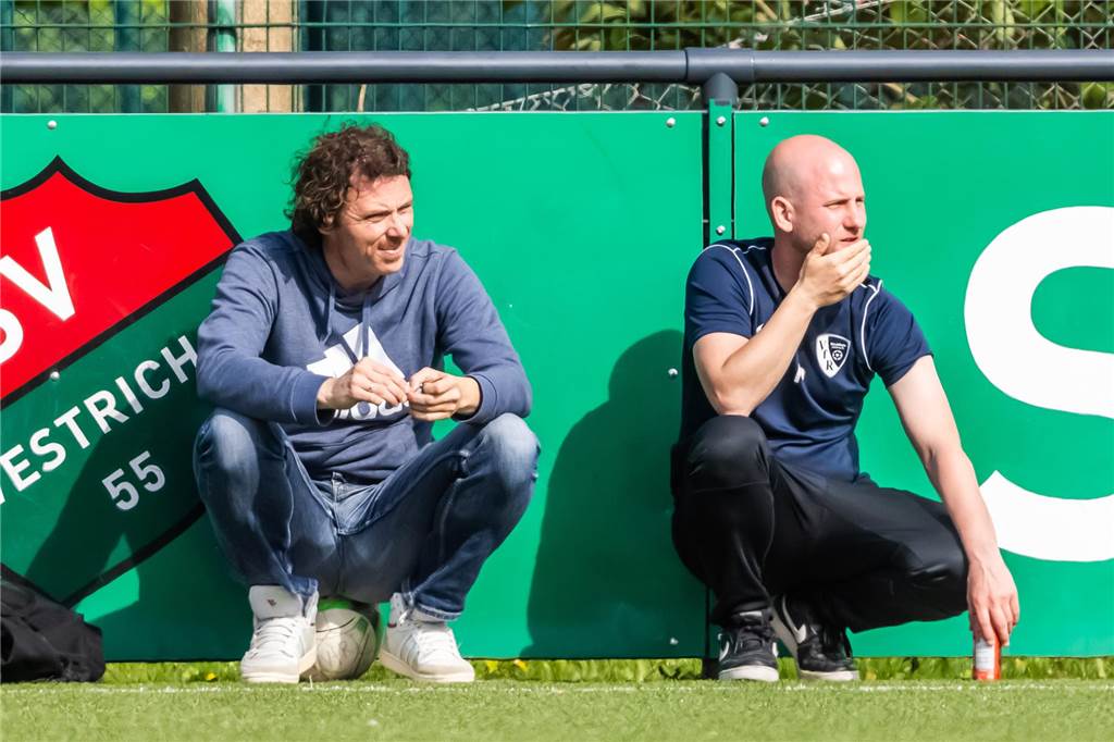 VfR Kirchlinde kassiert heftige Klatsche zum Saisonstart Markus Ottenberg (r.) musste einen schwachen Auftritt seiner Mannschaft miterleben.