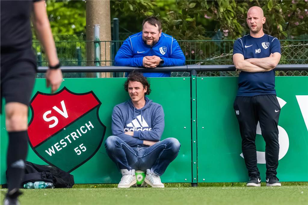 Trainerdreigestirn bleibt VfR Kirchlinde erhalten Das Trainerdreigestirn des VfR Kirchlinde beurteilt das Spiel der Mannschaft.
