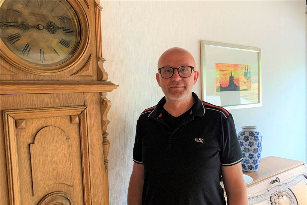 Markus Park wohnt in einem Ludes-Haus: Luxuriöses Leben im Stil der 80er-Jahre Markus Park an einer historischen Standuhr in seinem Haus