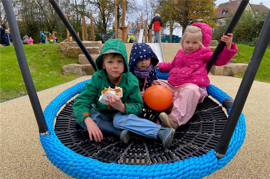 Seilbahn-Test mit Bravour bestanden: Spielplatz Lichtendorfer Straße eröffnet Markus, Pauline und Katharina (v.l.) in der nagelneuen blauen Nestschaukel. Darin kann man schaukeln - und offenbar auch wunderbar essen.