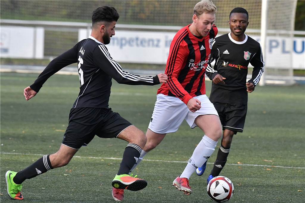 Coronakrise: Weltenbummler Markus Poczkaj vom BV Brambauer erlebt das Virus in mehreren Ländern Markus Poczkaj (M.) schnürt ab und zu noch die Fußballschuhe für den BV Brambauer in der Bezirksliga.