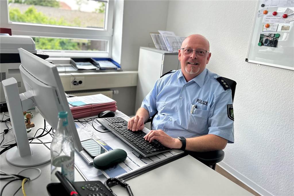 Neuer „Dorfsheriff“ in Schermbeck ist Markus Rademacher Markus Rademacher hat sein neues Büro schon bezogen. Nun wurde der neue Polizeihauptkommissar und Bezirksbeamte in Schermbeck offiziell vorgestellt.