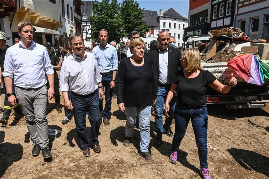 Laschet kündigt 200 Millionen Euro Hochwasser-Hilfe für NRW an Markus Ramers (l-r), Landrat, Armin Laschet, Ministerpräsident von Nordrehein-Westfalen, CDU-Vorsitzender und CDU-Kanzlerkandidat, Bundeskanzlerin Angela Merkel und Sabine Preiser-Marian, Bürgermeisterin von Bad Münstereifel, gehen durch den vom Hochwasser verwüsteten Kurort.