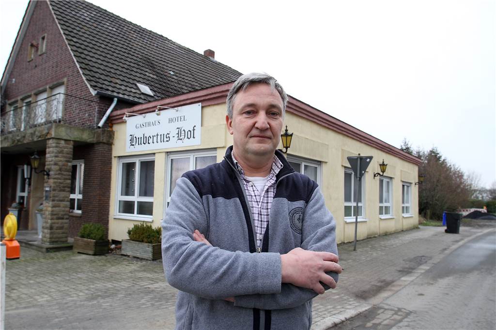 Hotels im Winter schließen? Werner Betreiber reagieren auf Vorschlag Markus Reckers steht draußen vor dem Hubertus-Hof