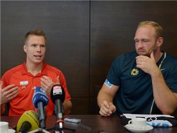 Markus Rehm (l) beantwortet im Beisein von Diskus-Olympiasieger Robert Harting im Bundesleistungszentrum in Kienbaum Fragen der Medienvertreter. Foto: Rainer Jensen